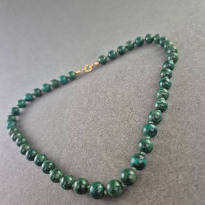 Malachit Halskette mit goldfarbenem Verschluss – Edel und ausdrucksstark