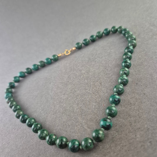 Malachit Halskette mit goldfarbenem Verschluss – Edel und ausdrucksstark