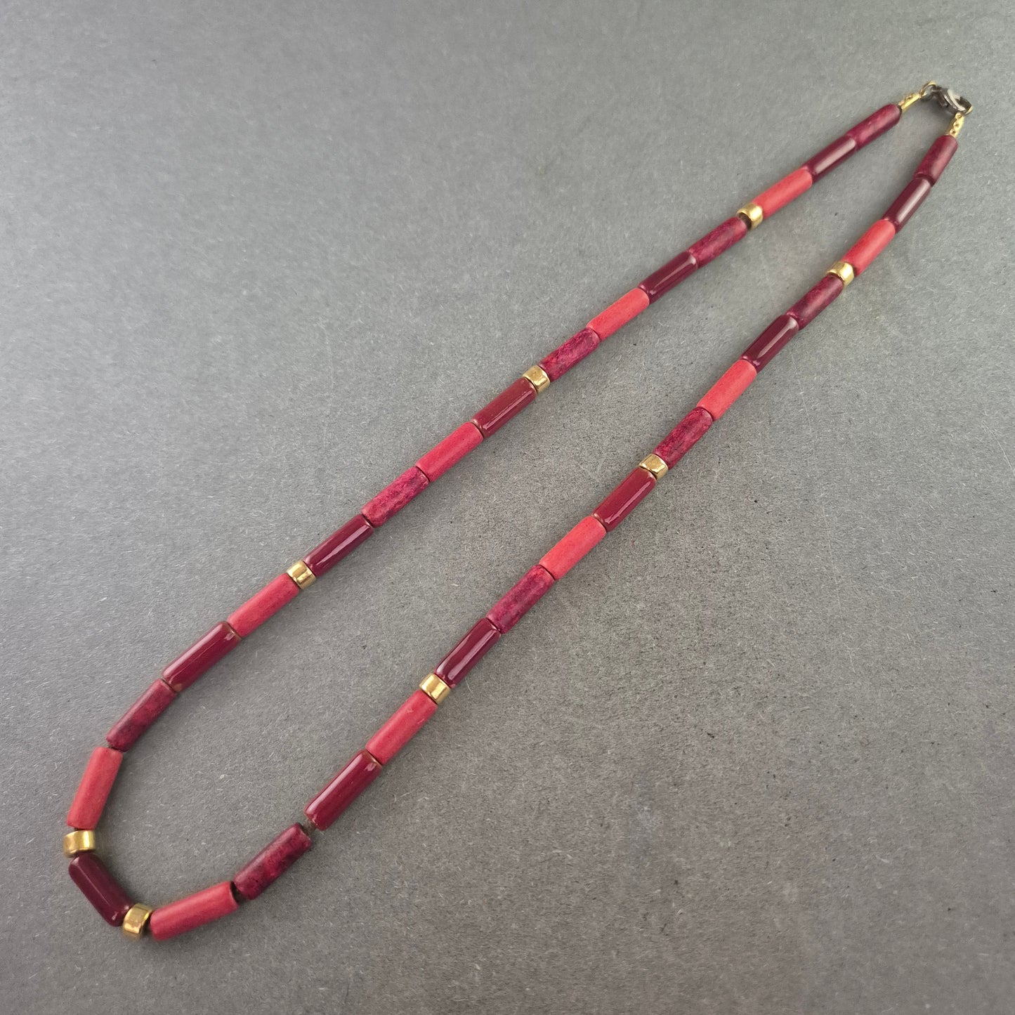 Rote Korallen Halskette mit goldfarbenen Akzenten – Ausdrucksstark & Edel