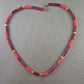 Rote Korallen Halskette mit goldfarbenen Akzenten – Ausdrucksstark & Edel