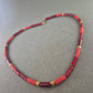 Rote Korallen Halskette mit goldfarbenen Akzenten – Ausdrucksstark & Edel