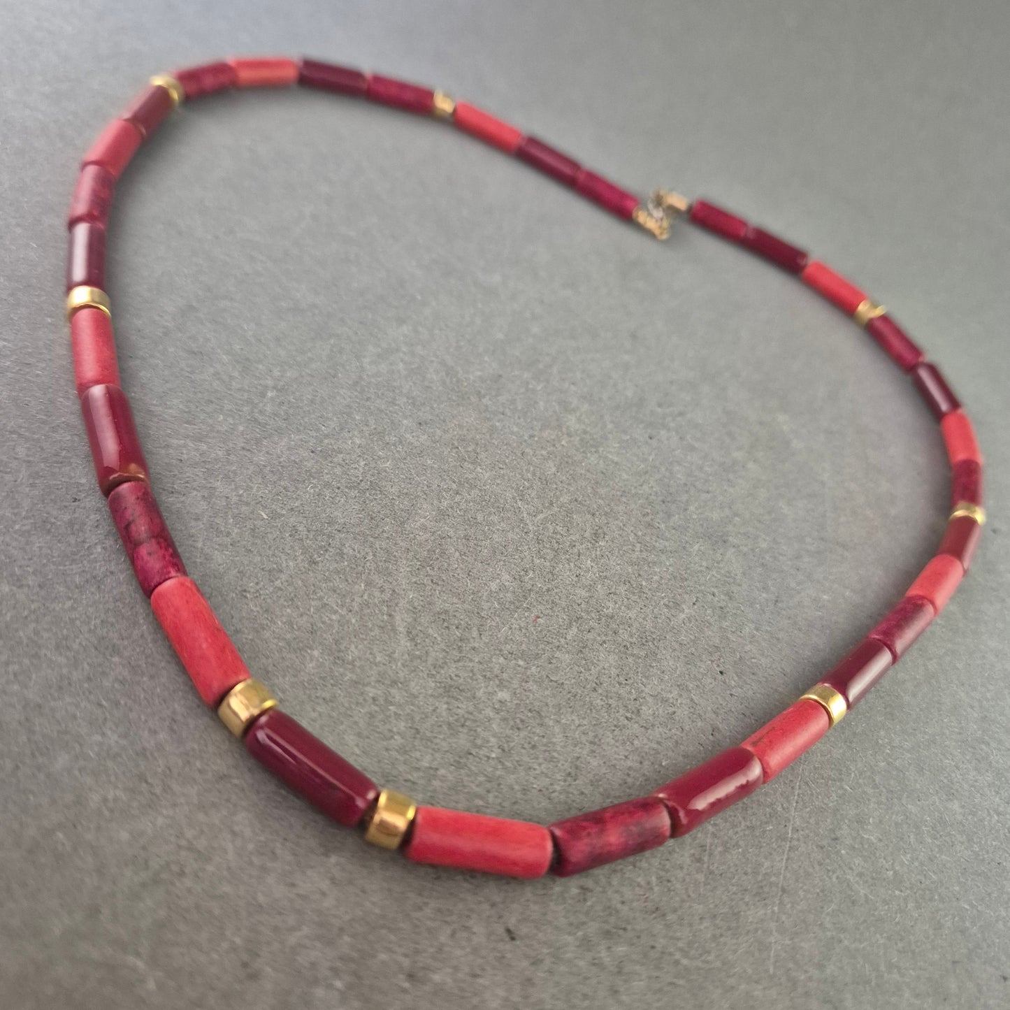 Rote Korallen Halskette mit goldfarbenen Akzenten – Ausdrucksstark & Edel