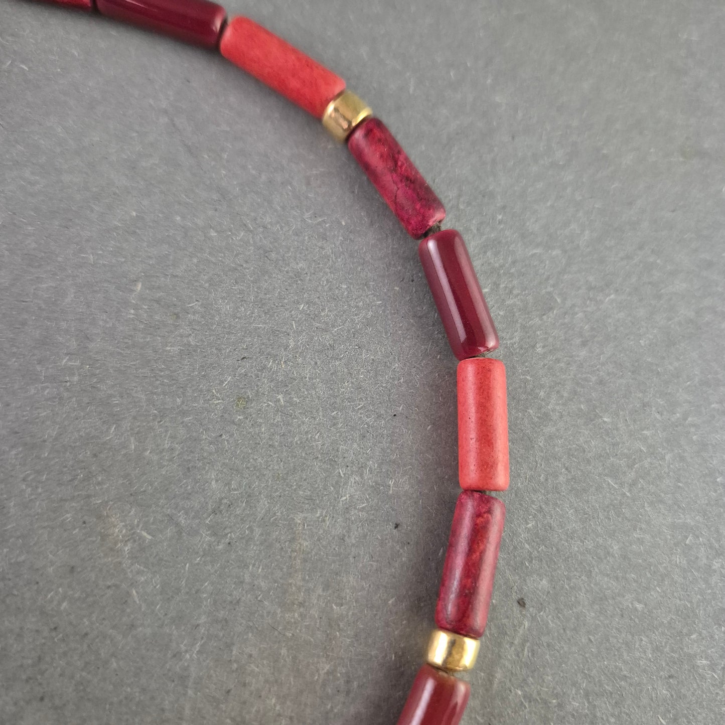 Rote Korallen Halskette mit goldfarbenen Akzenten – Ausdrucksstark & Edel