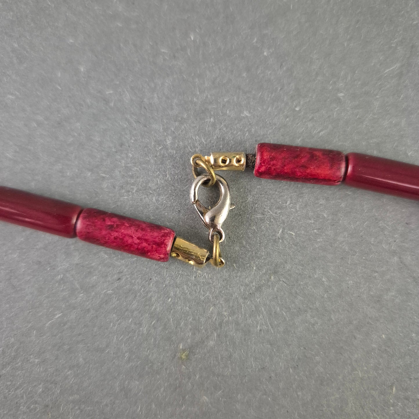 Rote Korallen Halskette mit goldfarbenen Akzenten – Ausdrucksstark & Edel