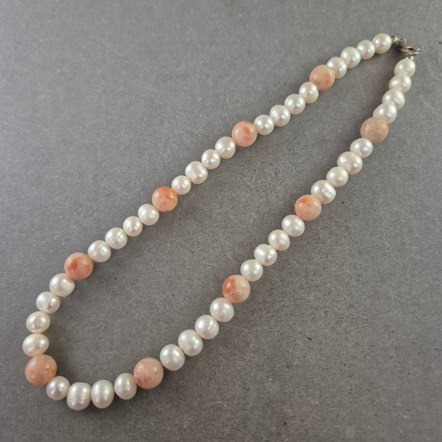 Perlen Halskette mit Sonnenstein-Akzenten – Feminin & Elegant