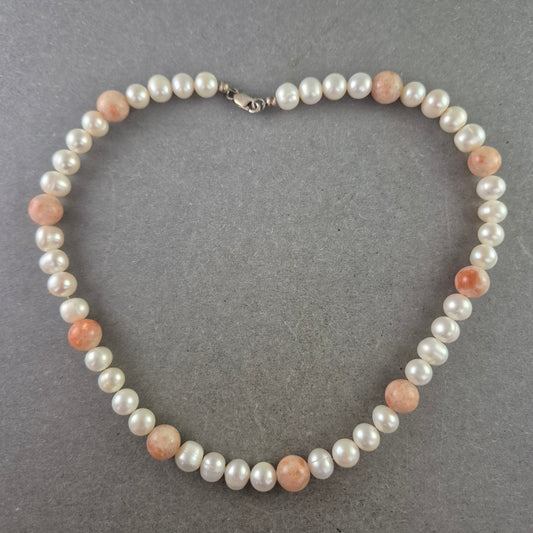 Perlen Halskette mit Sonnenstein-Akzenten – Feminin & Elegant