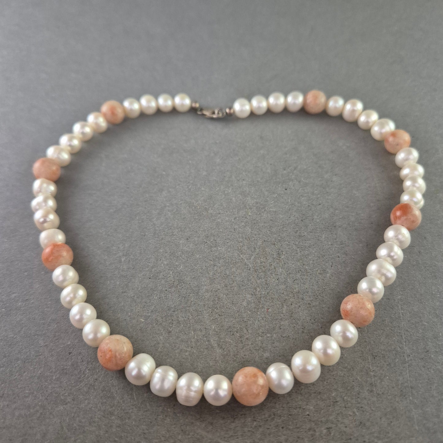 Perlen Halskette mit Sonnenstein-Akzenten – Feminin & Elegant