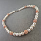 Perlen Halskette mit Sonnenstein-Akzenten – Feminin & Elegant