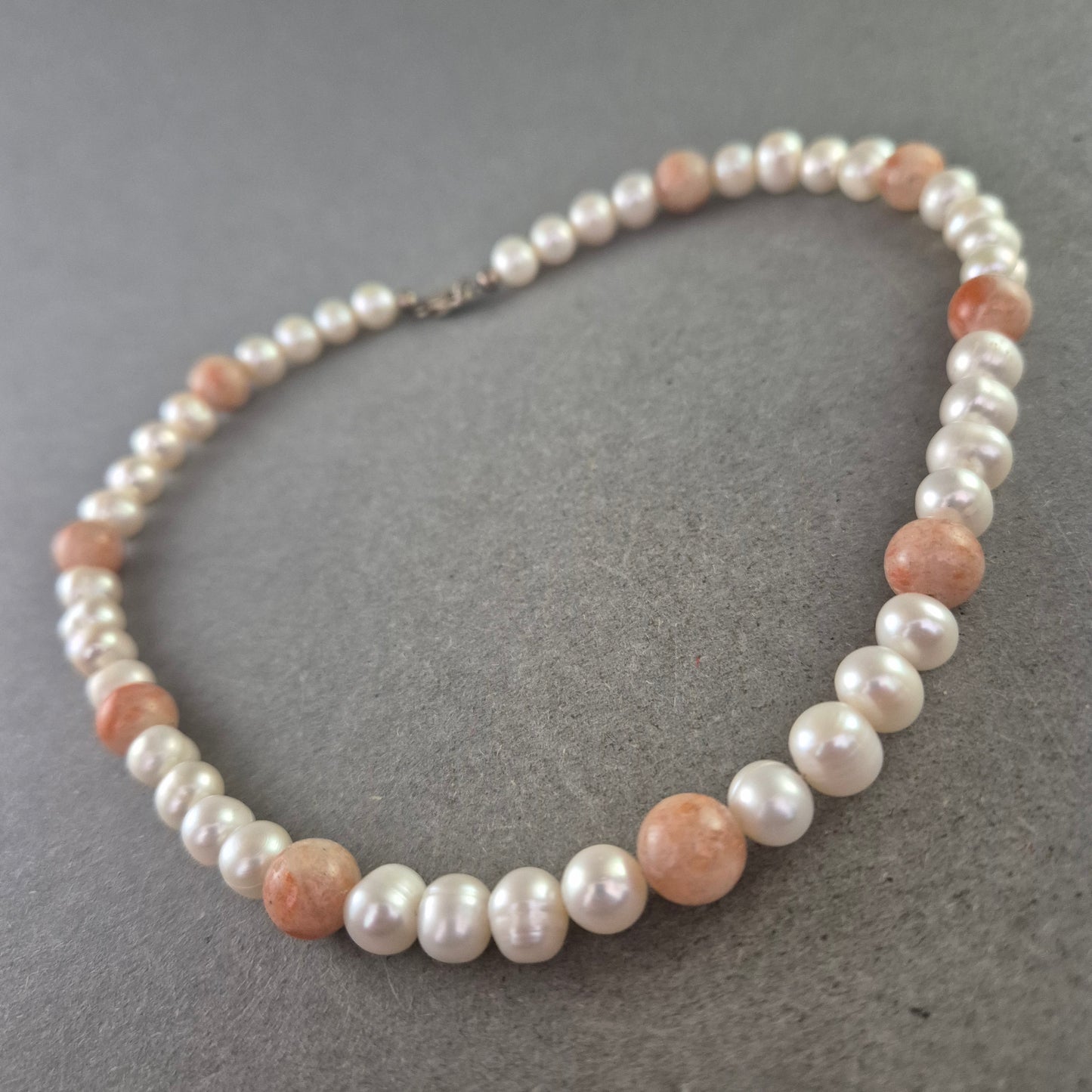 Perlen Halskette mit Sonnenstein-Akzenten – Feminin & Elegant