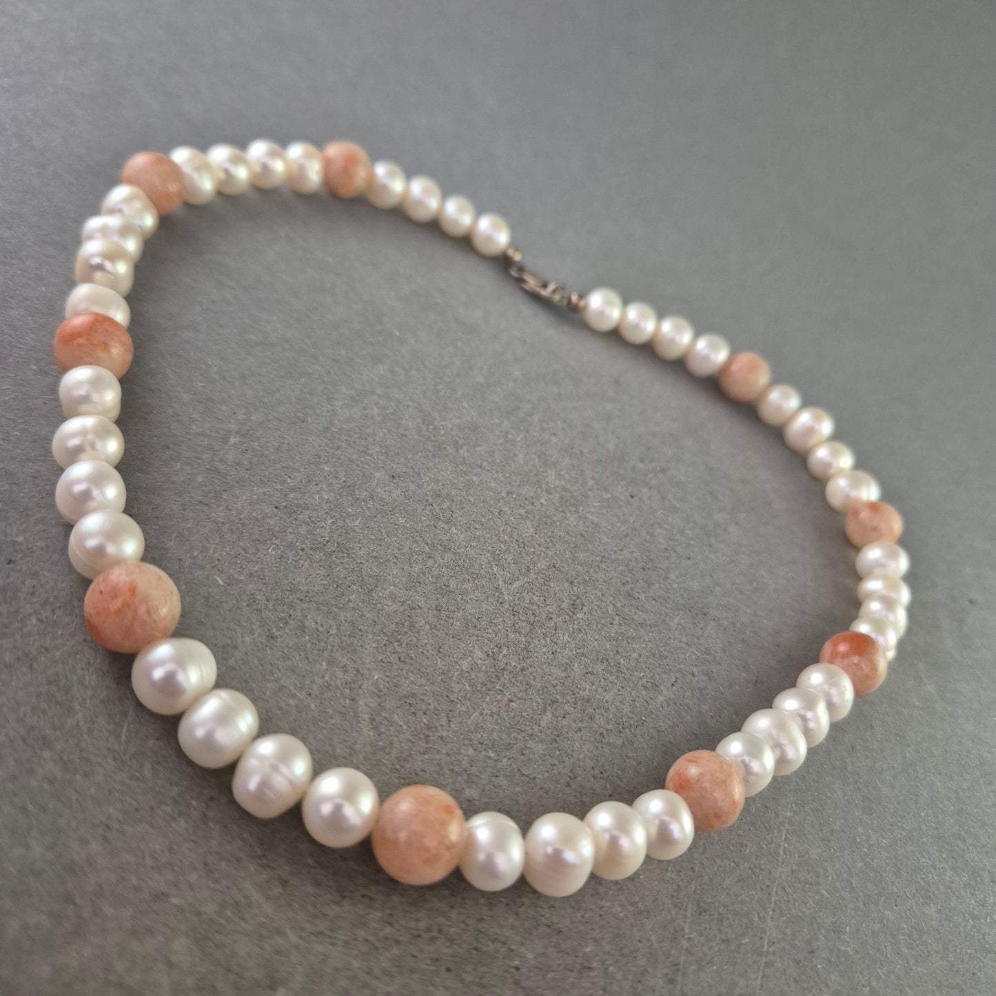 Perlen Halskette mit Sonnenstein-Akzenten – Feminin & Elegant