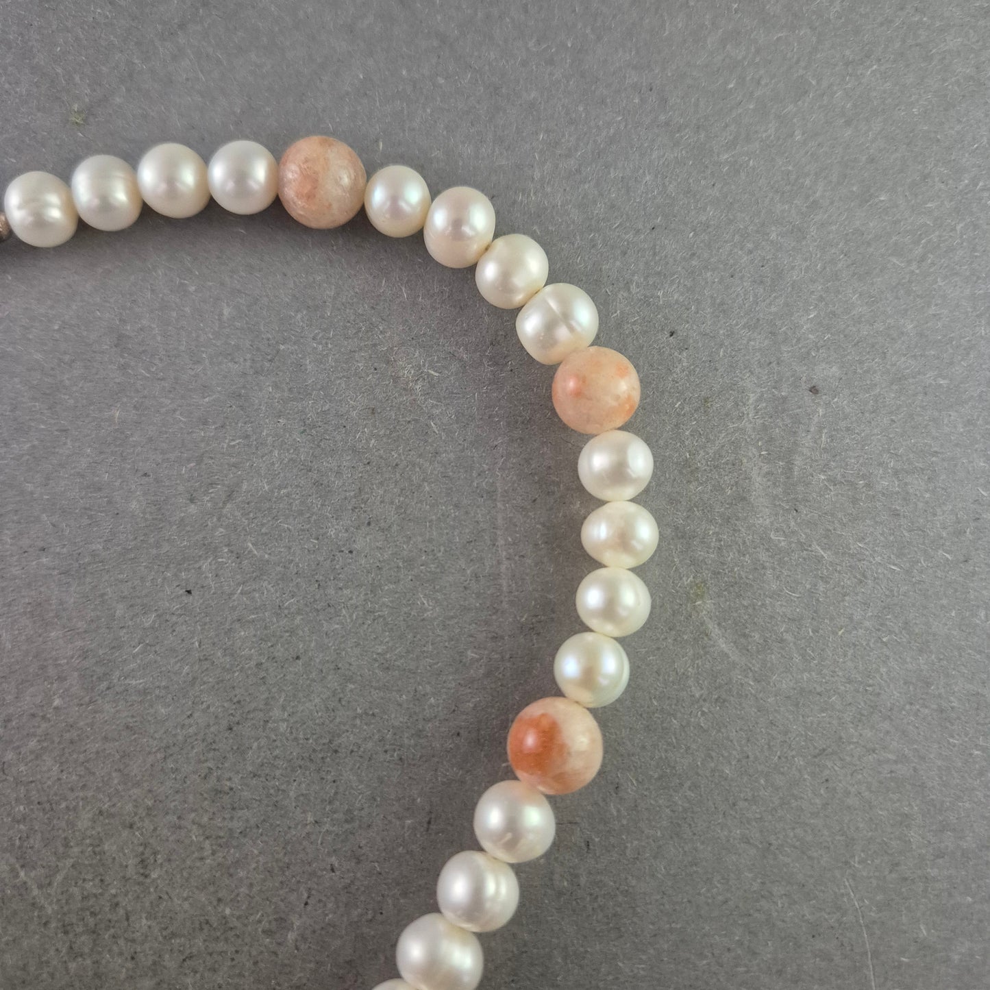 Perlen Halskette mit Sonnenstein-Akzenten – Feminin & Elegant