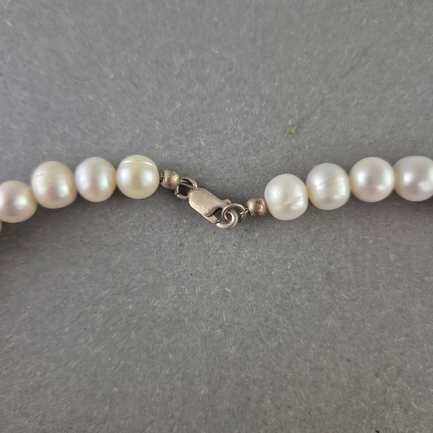 Perlen Halskette mit Sonnenstein-Akzenten – Feminin & Elegant