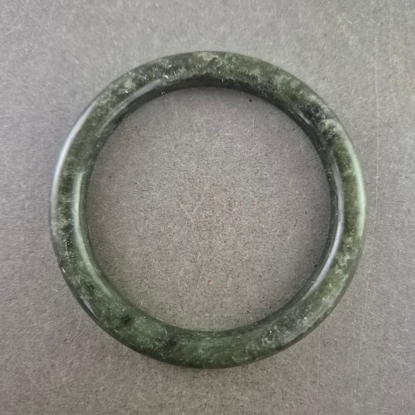 Dunkelgrüner Jade Armreif – Klassisch und kraftvoll