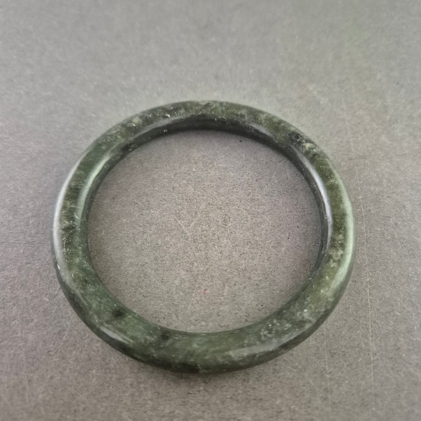 Dunkelgrüner Jade Armreif – Klassisch und kraftvoll