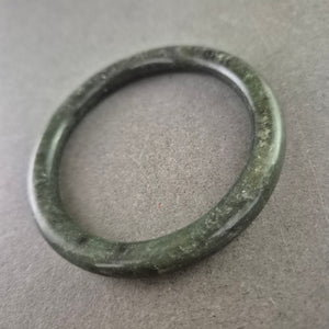 Dunkelgrüner Jade Armreif – Klassisch und kraftvoll