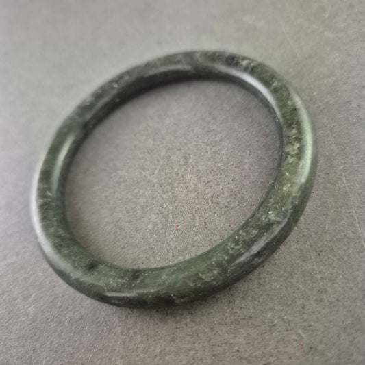 Dunkelgrüner Jade Armreif – Klassisch und kraftvoll