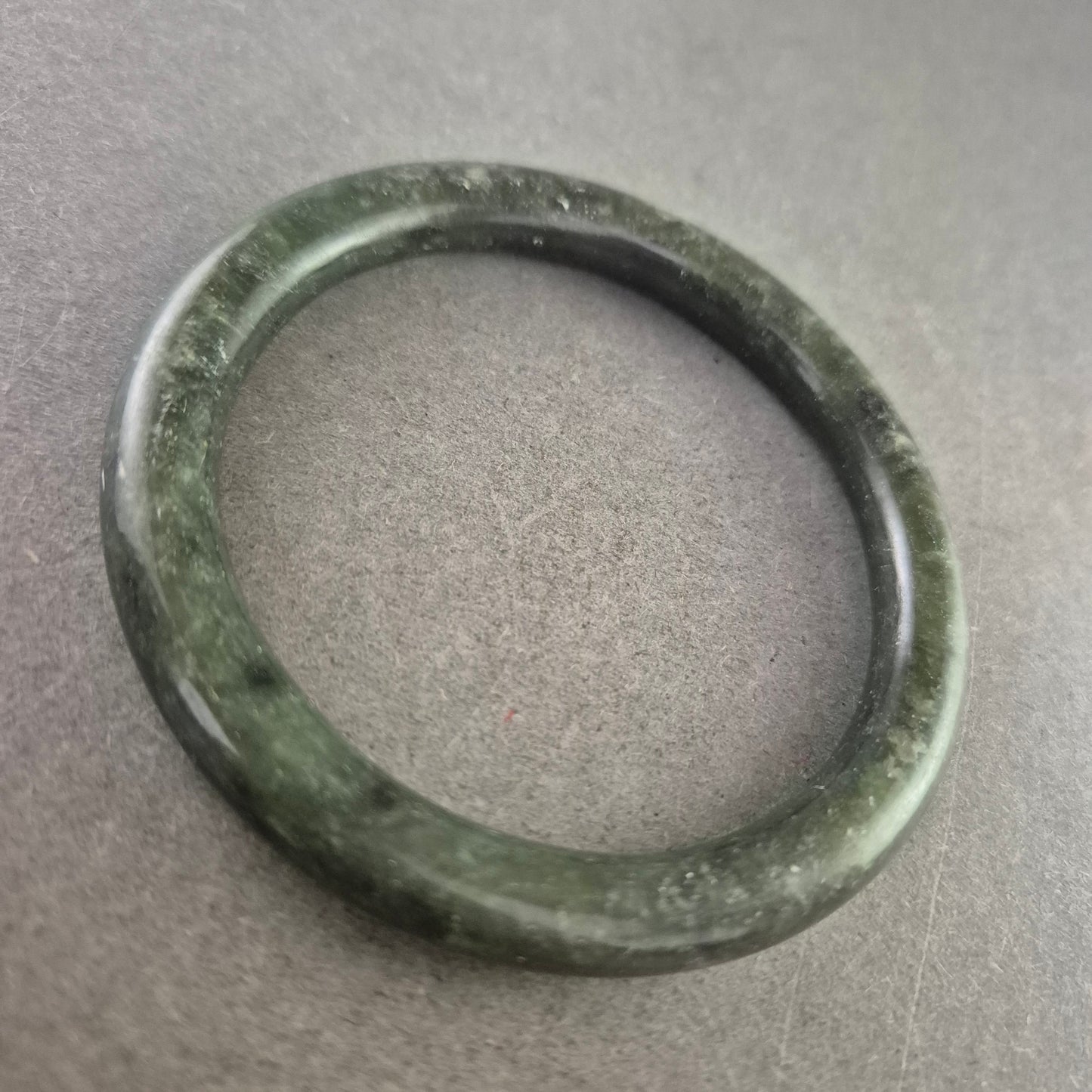 Dunkelgrüner Jade Armreif – Klassisch und kraftvoll