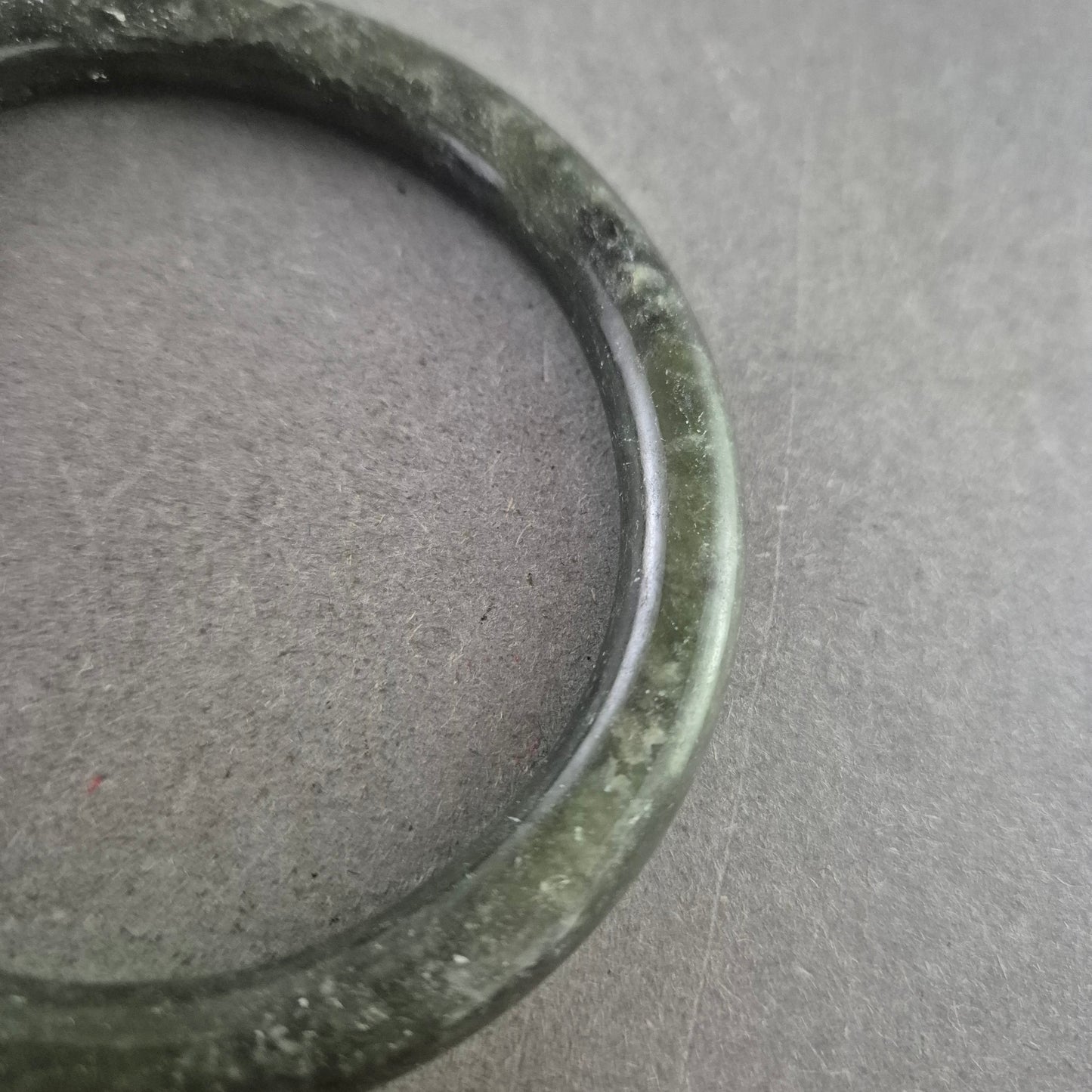 Dunkelgrüner Jade Armreif – Klassisch und kraftvoll