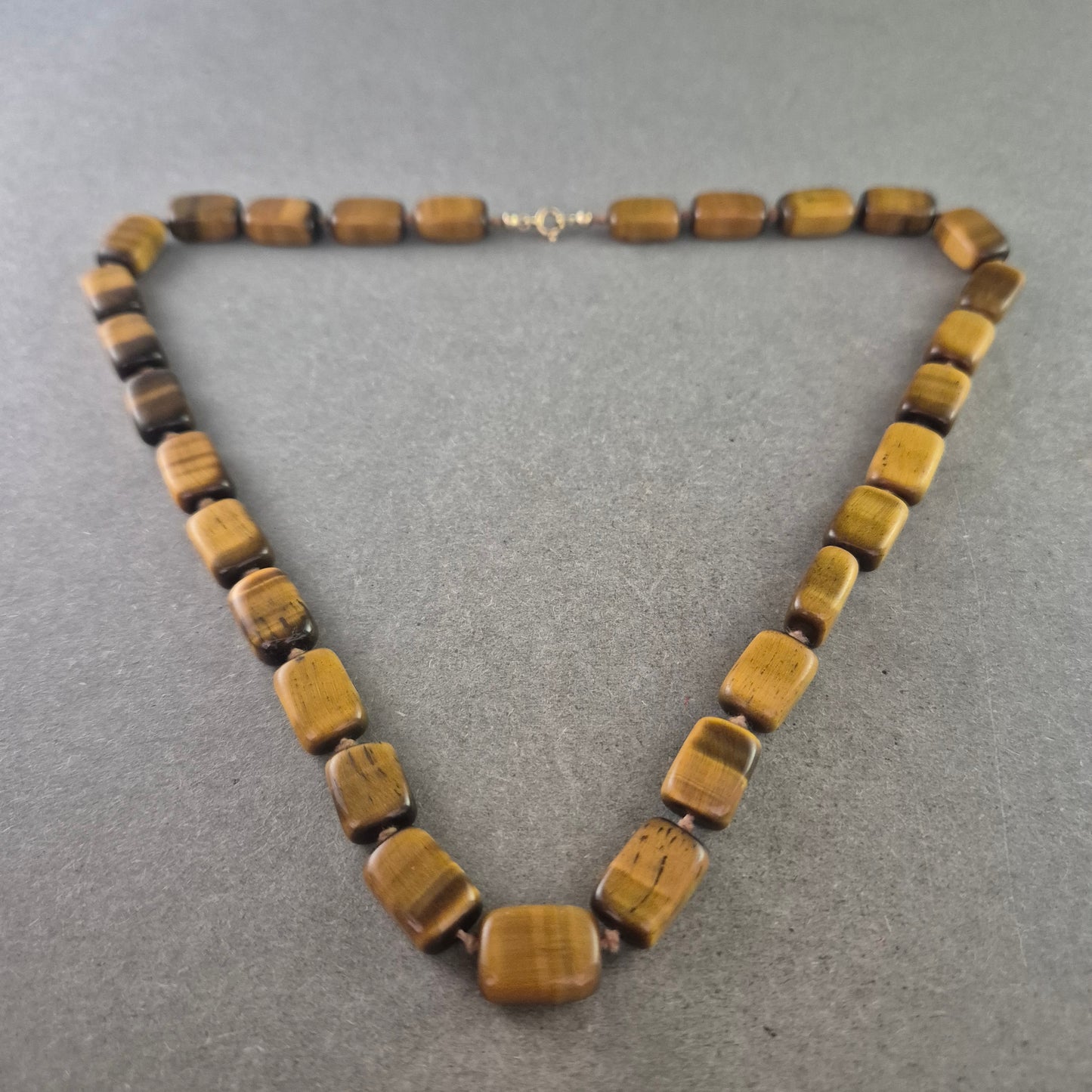 Tigerauge Halskette – Warme Erdtöne in rechteckigem Edelsteindesign