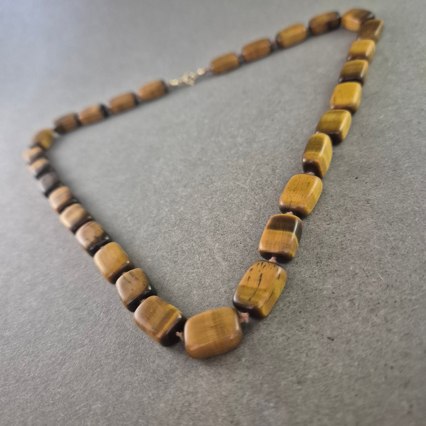 Tigerauge Halskette – Warme Erdtöne in rechteckigem Edelsteindesign