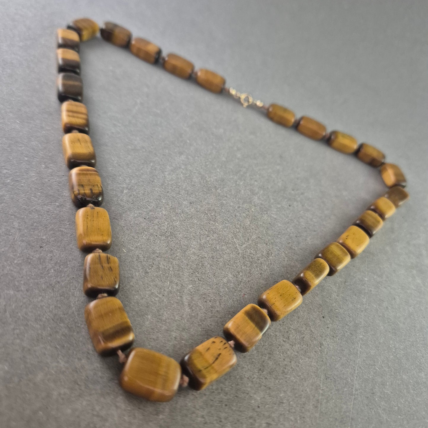 Tigerauge Halskette – Warme Erdtöne in rechteckigem Edelsteindesign