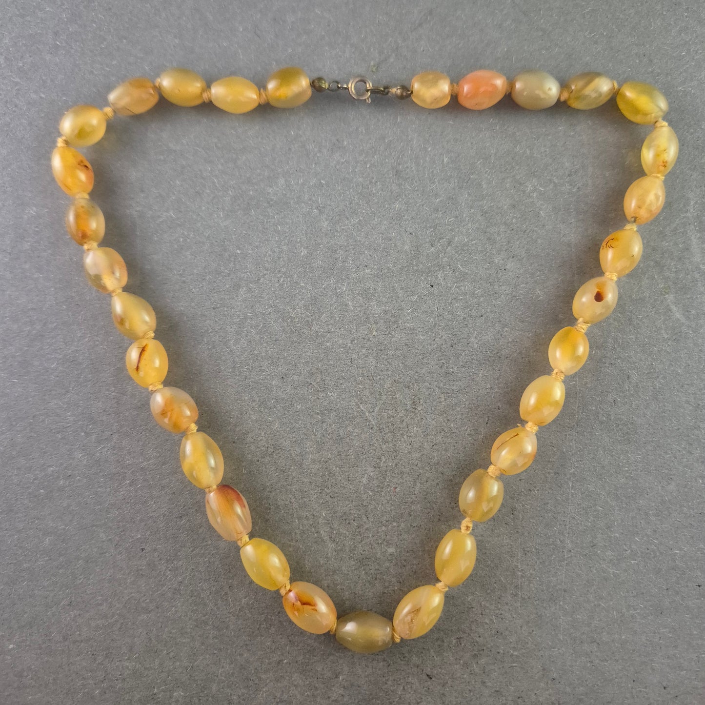 Bernsteinfarbene Achat Halskette – Warme Töne im sanften Glanz