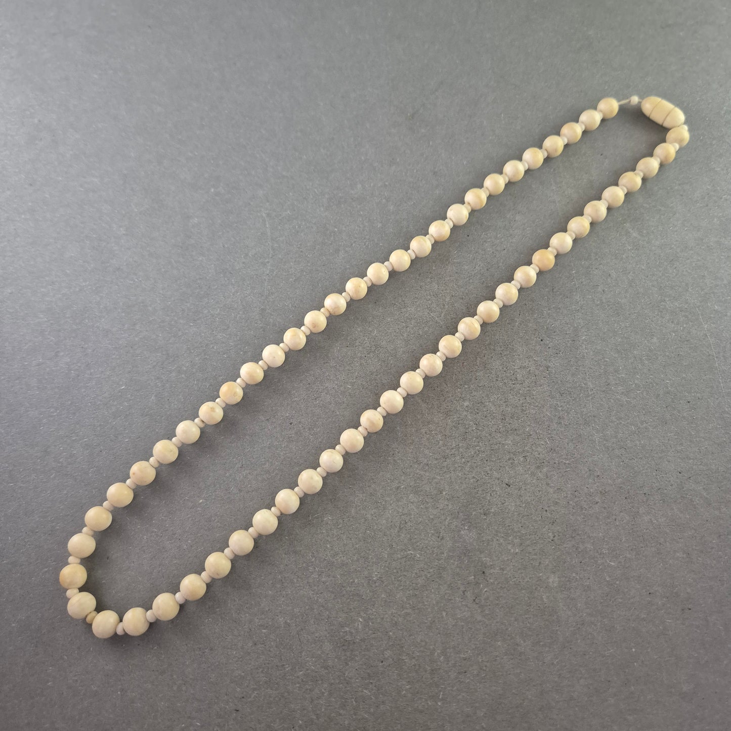 Vintage Halskette aus cremefarbenen Kugelperlen – Schlicht und zeitlos