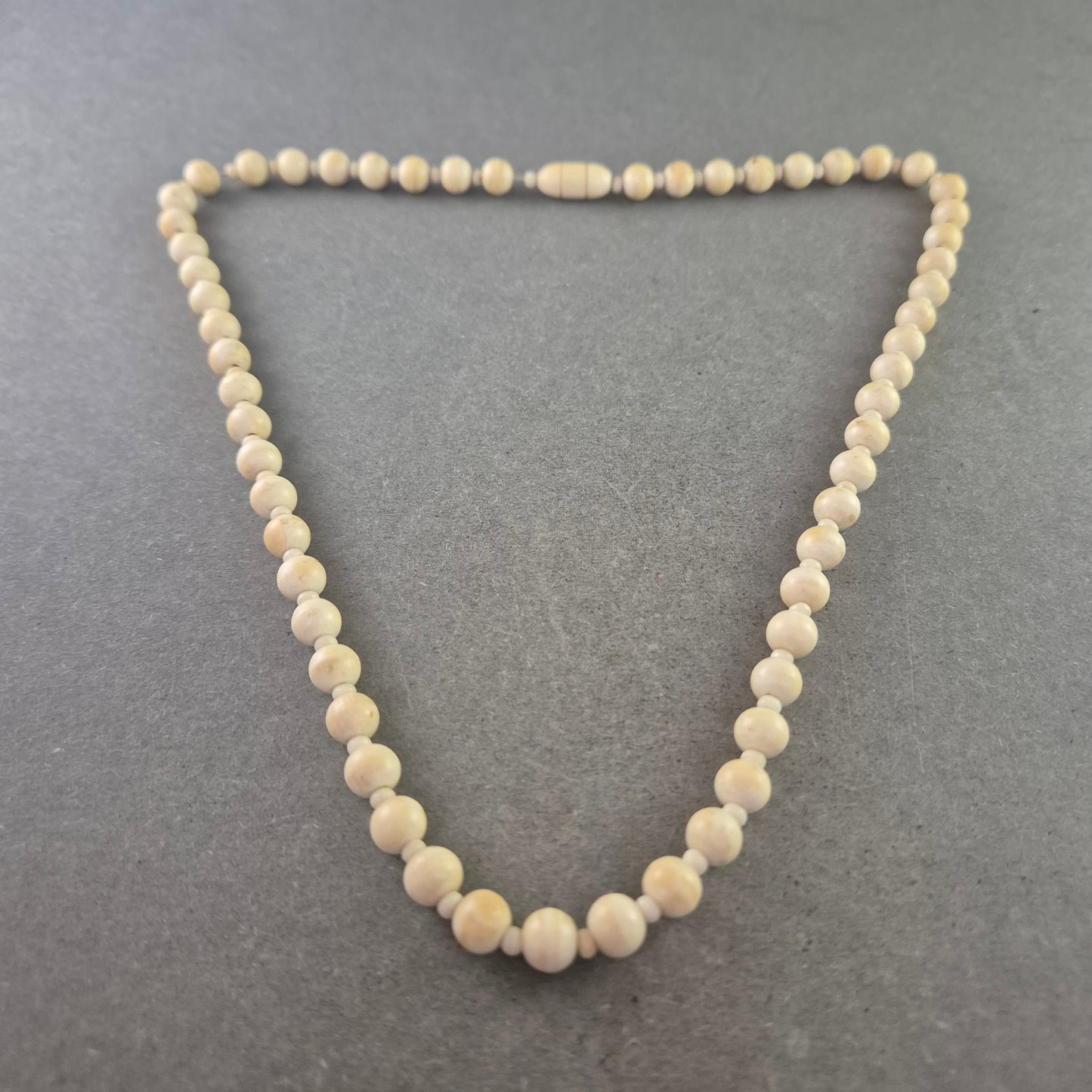 Vintage Halskette aus cremefarbenen Kugelperlen – Schlicht und zeitlos