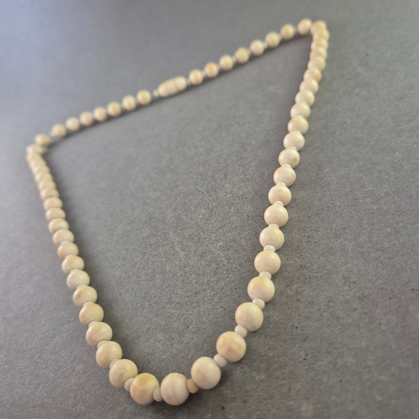 Vintage Halskette aus cremefarbenen Kugelperlen – Schlicht und zeitlos