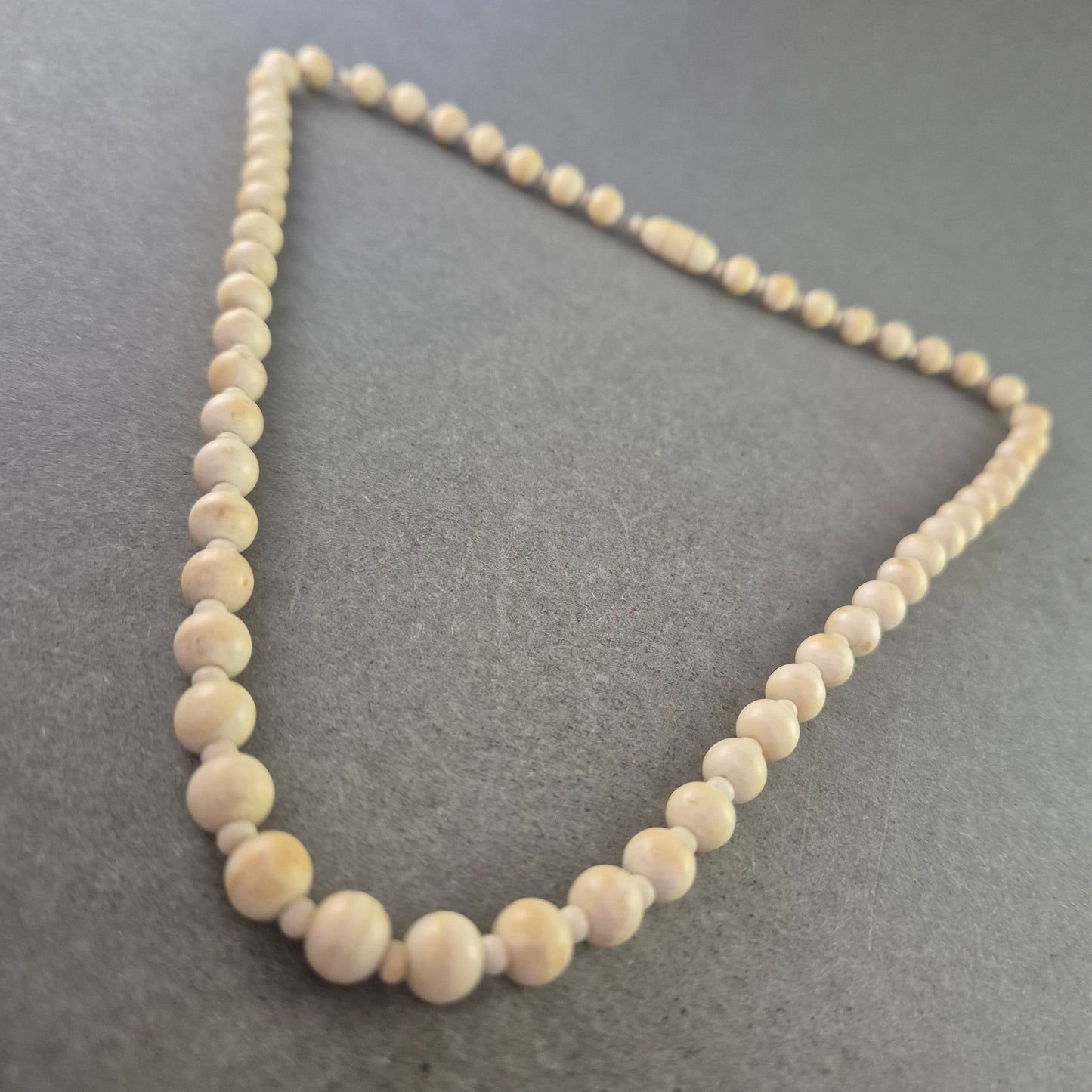 Vintage Halskette aus cremefarbenen Kugelperlen – Schlicht und zeitlos