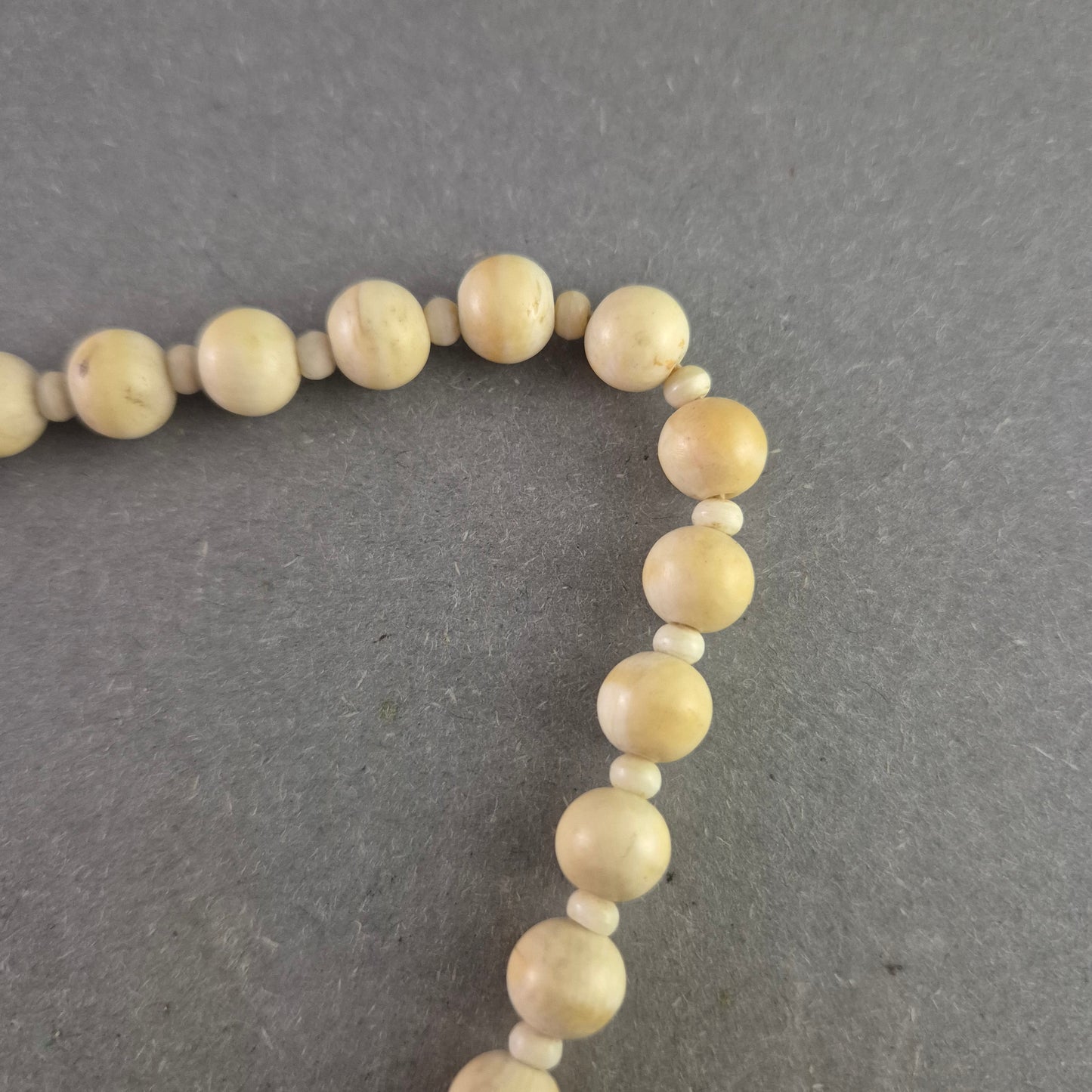 Vintage Halskette aus cremefarbenen Kugelperlen – Schlicht und zeitlos