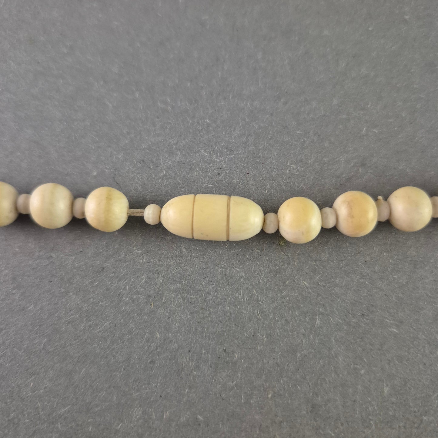 Vintage Halskette aus cremefarbenen Kugelperlen – Schlicht und zeitlos