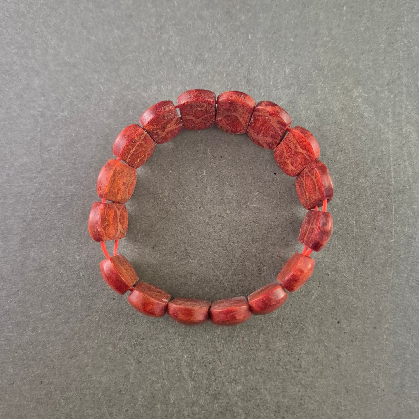 Rotes Naturstein Armband – Elastisch und ausdrucksstark
