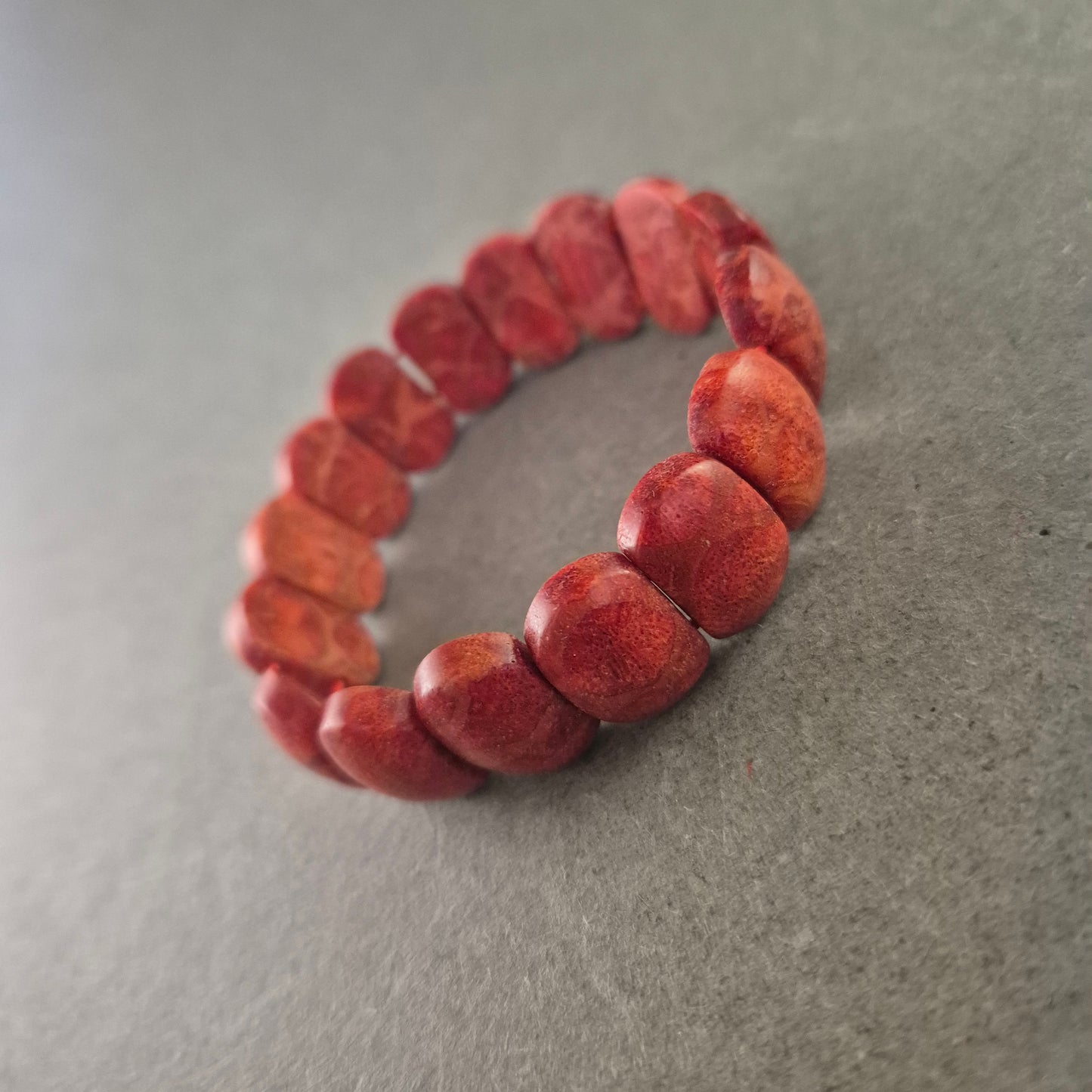 Rotes Naturstein Armband – Elastisch und ausdrucksstark