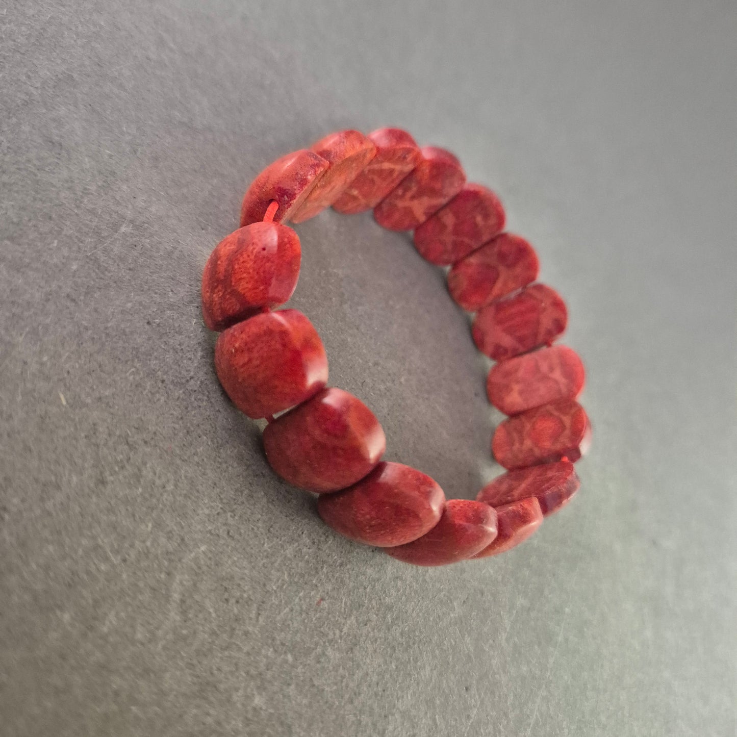 Rotes Naturstein Armband – Elastisch und ausdrucksstark