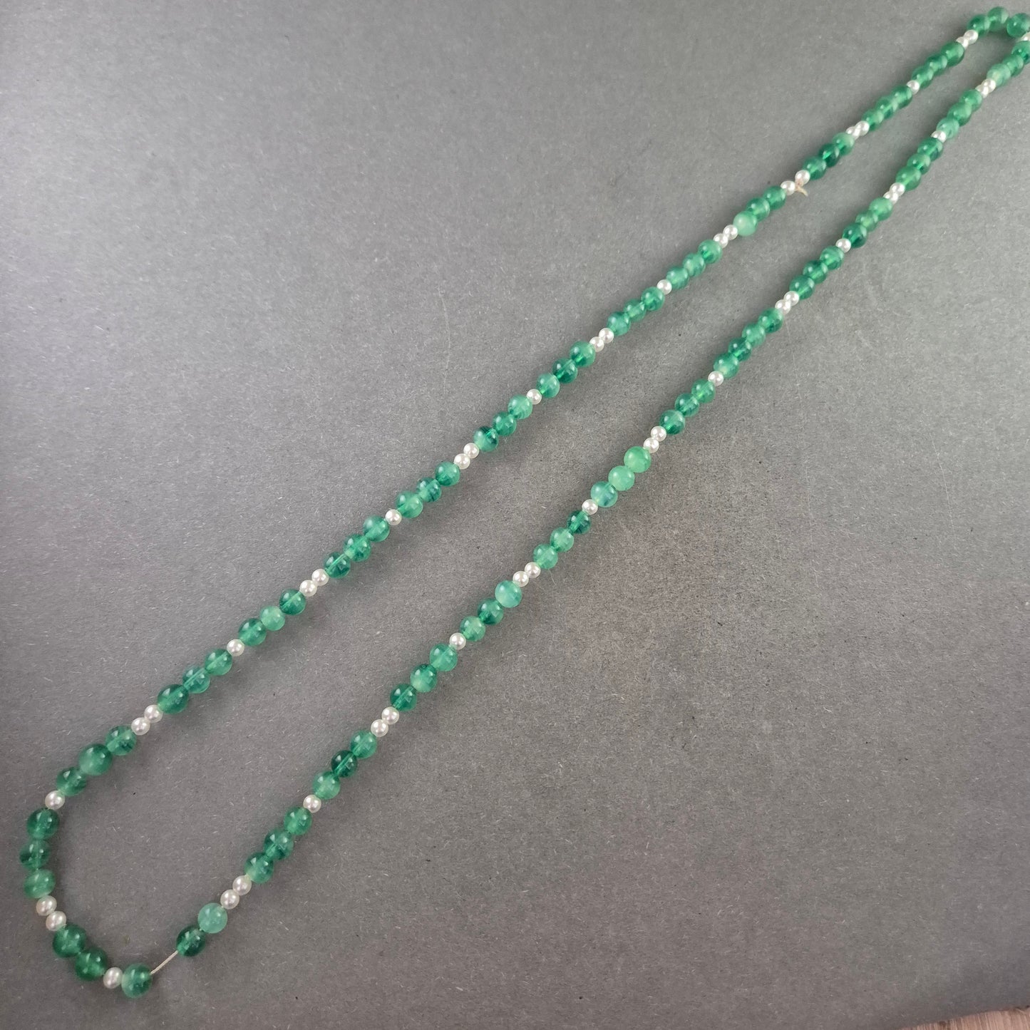 Grüne Perlen Halskette – Elegante Kombination aus Glas und Zierperlen