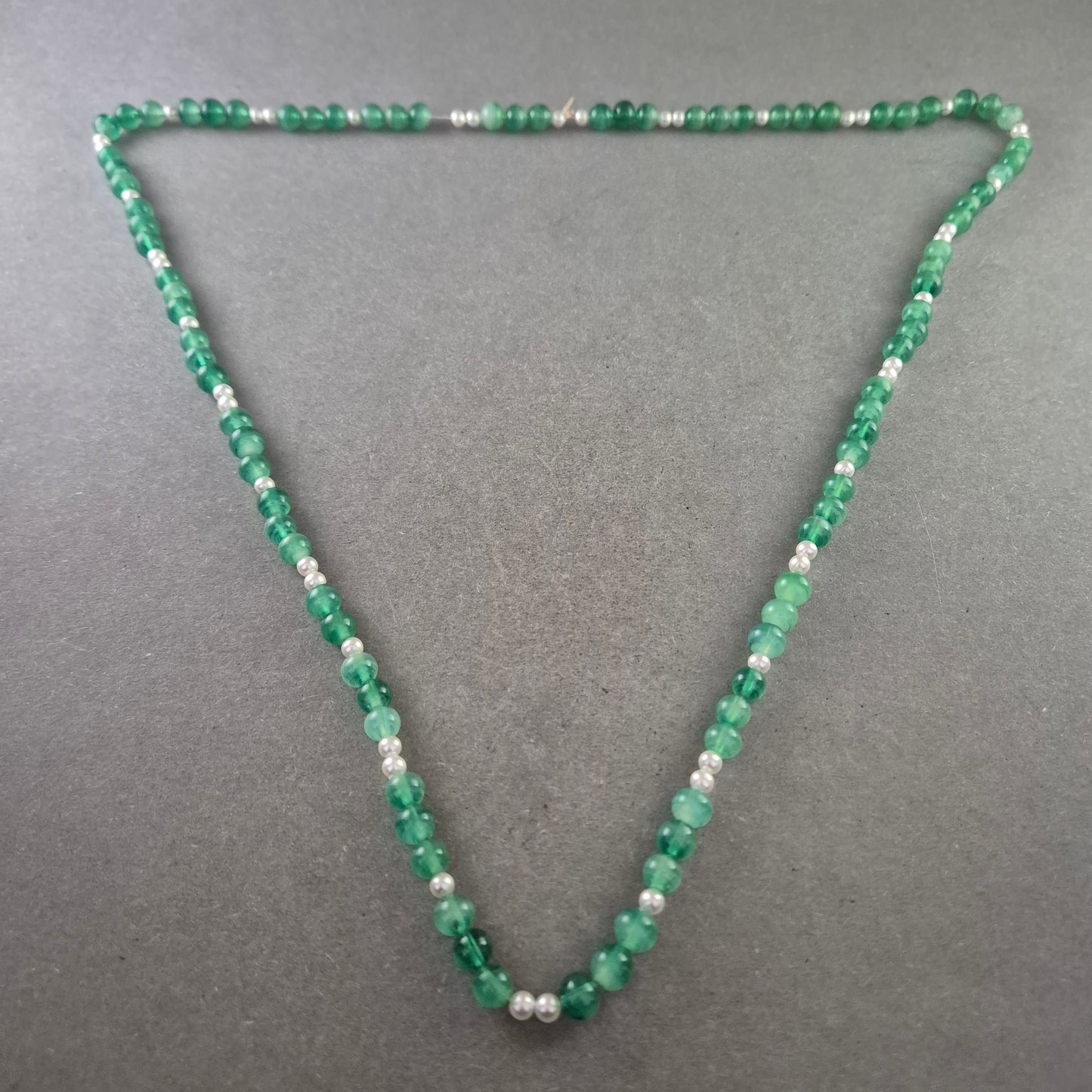 Grüne Perlen Halskette – Elegante Kombination aus Glas und Zierperlen