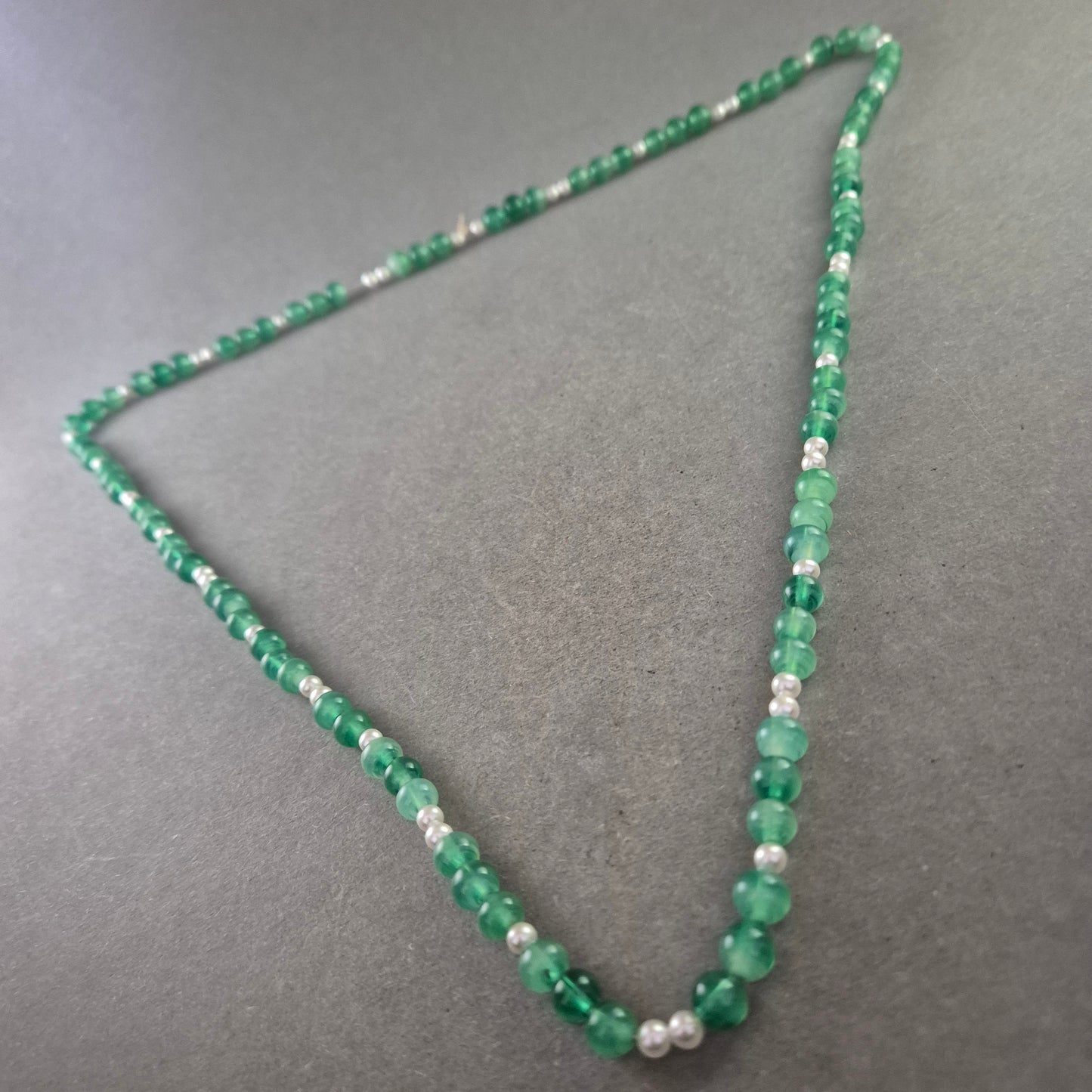 Grüne Perlen Halskette – Elegante Kombination aus Glas und Zierperlen