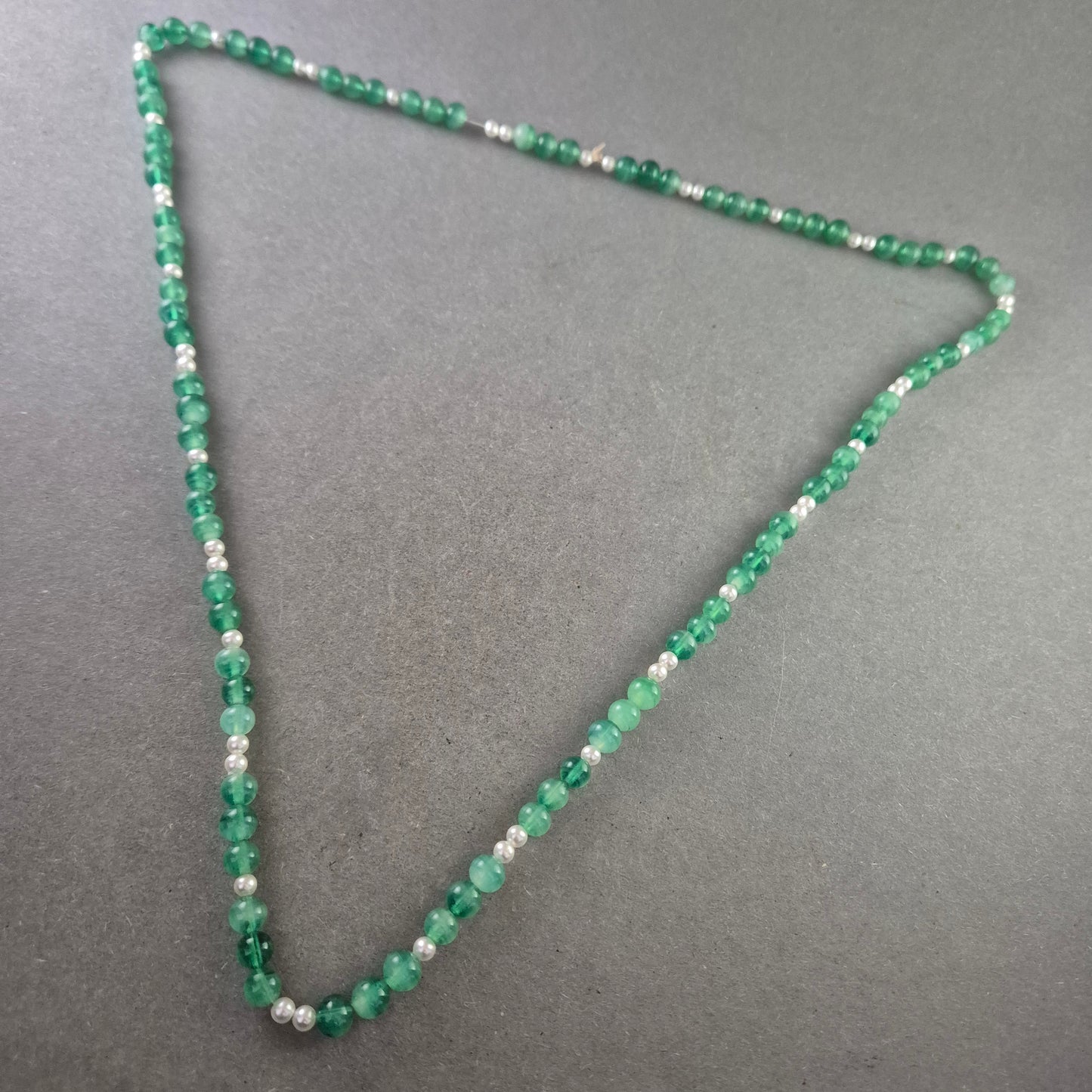 Grüne Perlen Halskette – Elegante Kombination aus Glas und Zierperlen