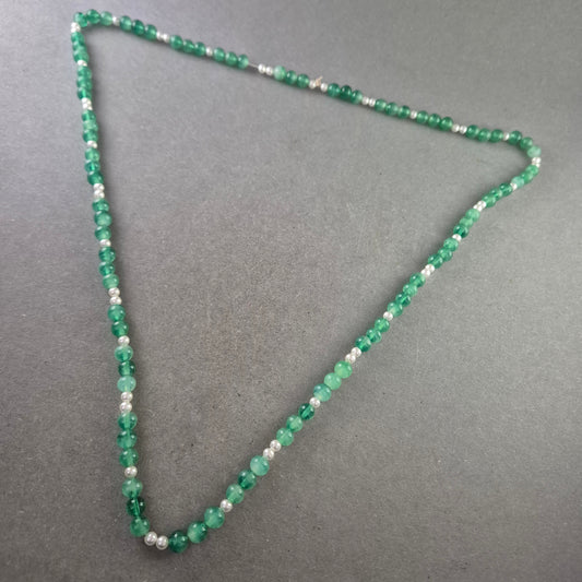 Grüne Perlen Halskette – Elegante Kombination aus Glas und Zierperlen