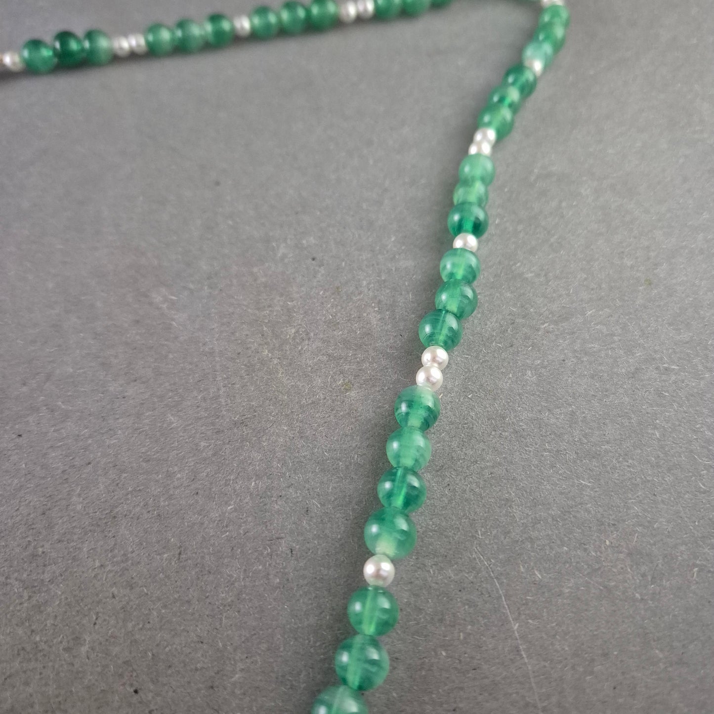 Grüne Perlen Halskette – Elegante Kombination aus Glas und Zierperlen