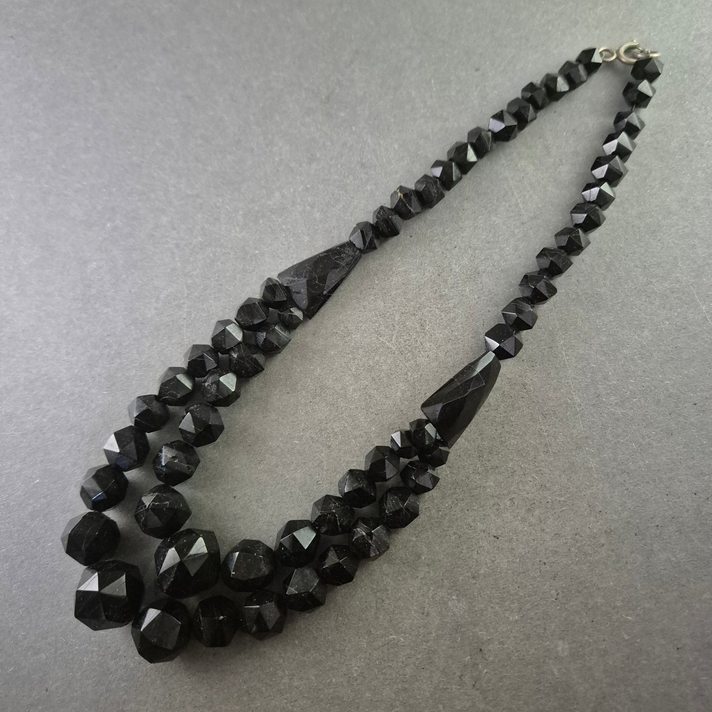 Schwarze Glasperlen Halskette – Zweireihig und facettiert