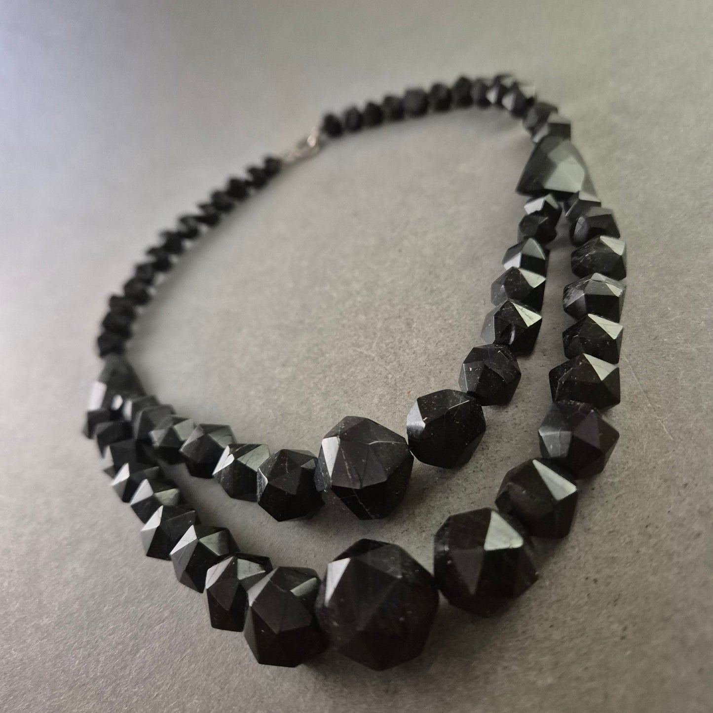 Schwarze Glasperlen Halskette – Zweireihig und facettiert