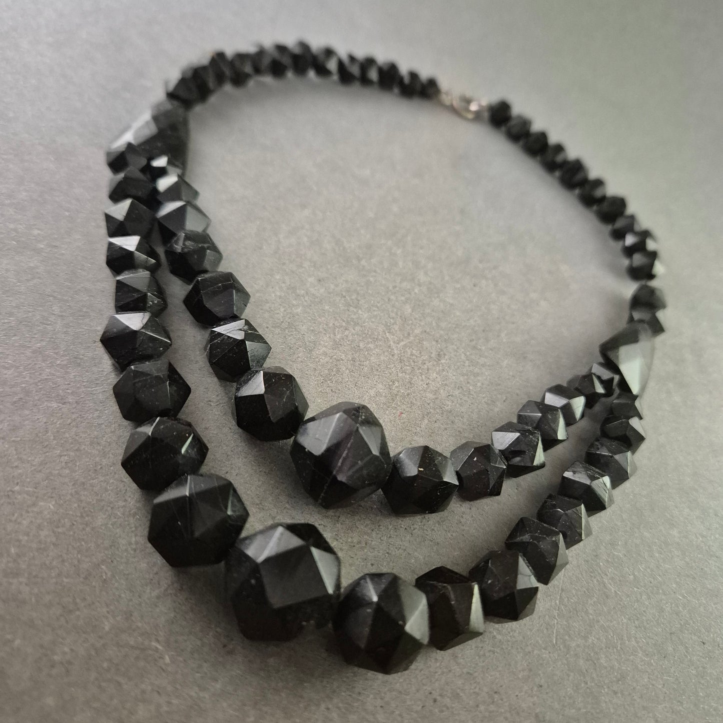 Schwarze Glasperlen Halskette – Zweireihig und facettiert