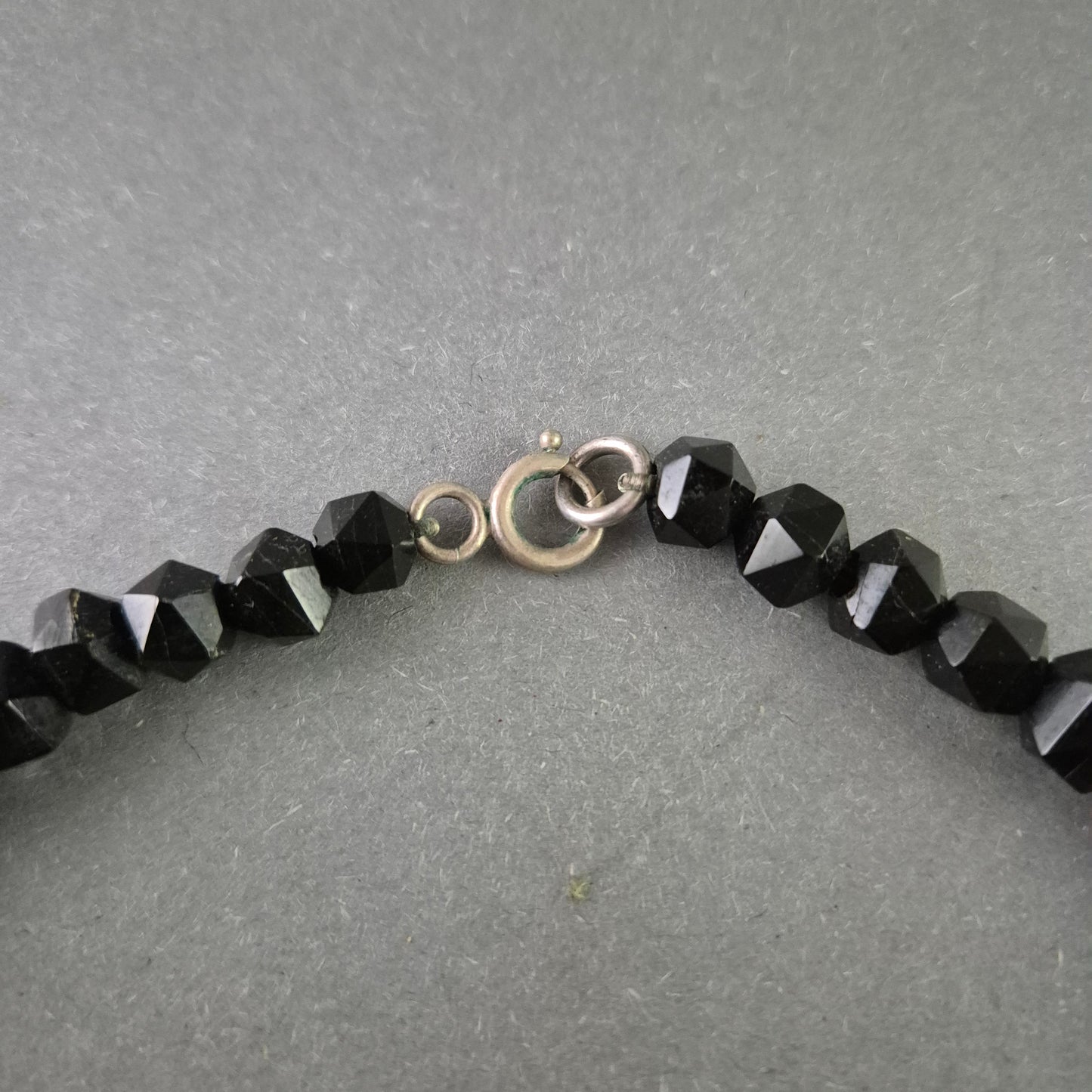 Schwarze Glasperlen Halskette – Zweireihig und facettiert