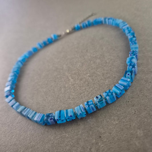 Blaue Millefiori Halskette – Farbspiel im Mosaik-Look