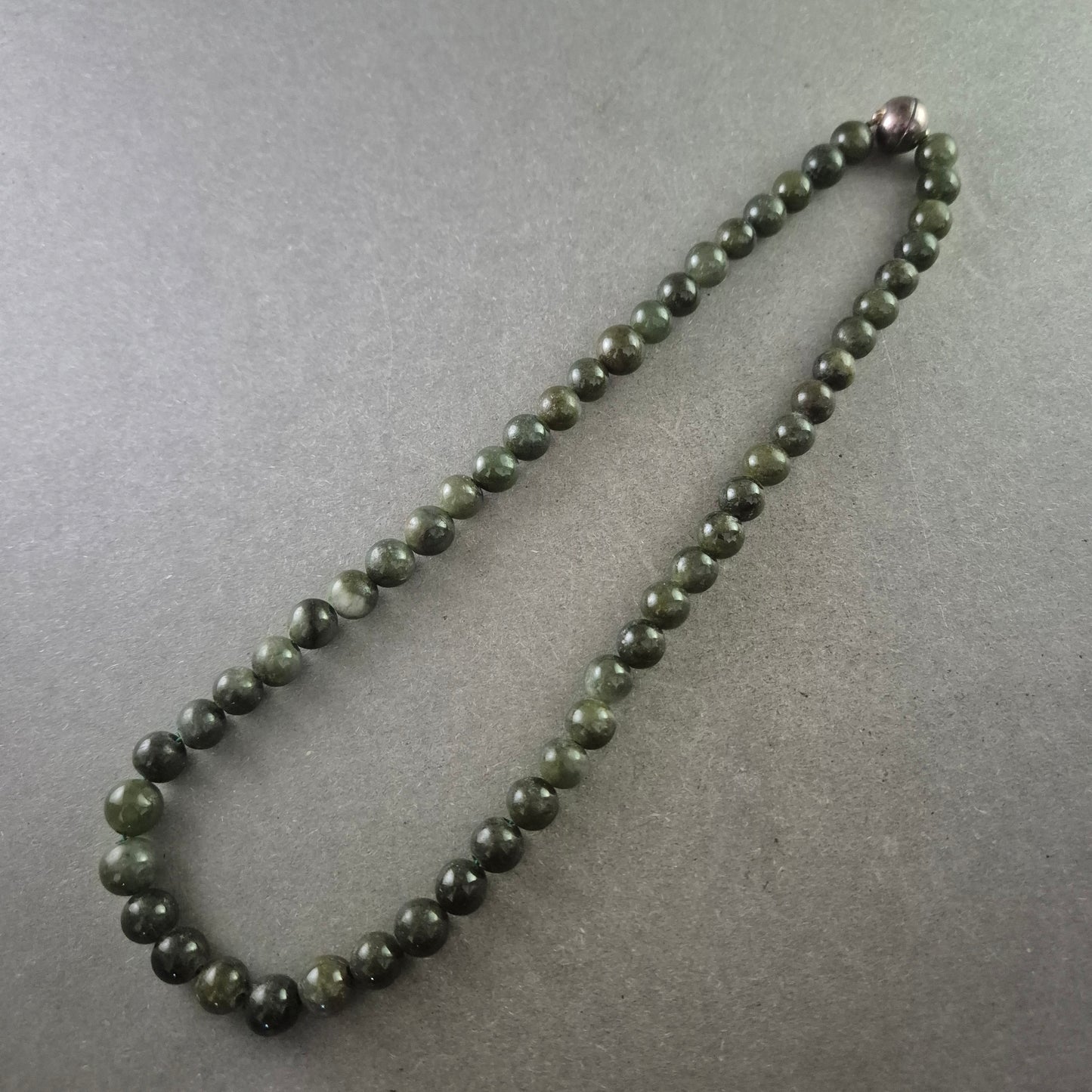 Dunkelgrüne Stein Halskette – Schlichte Eleganz mit Naturcharme