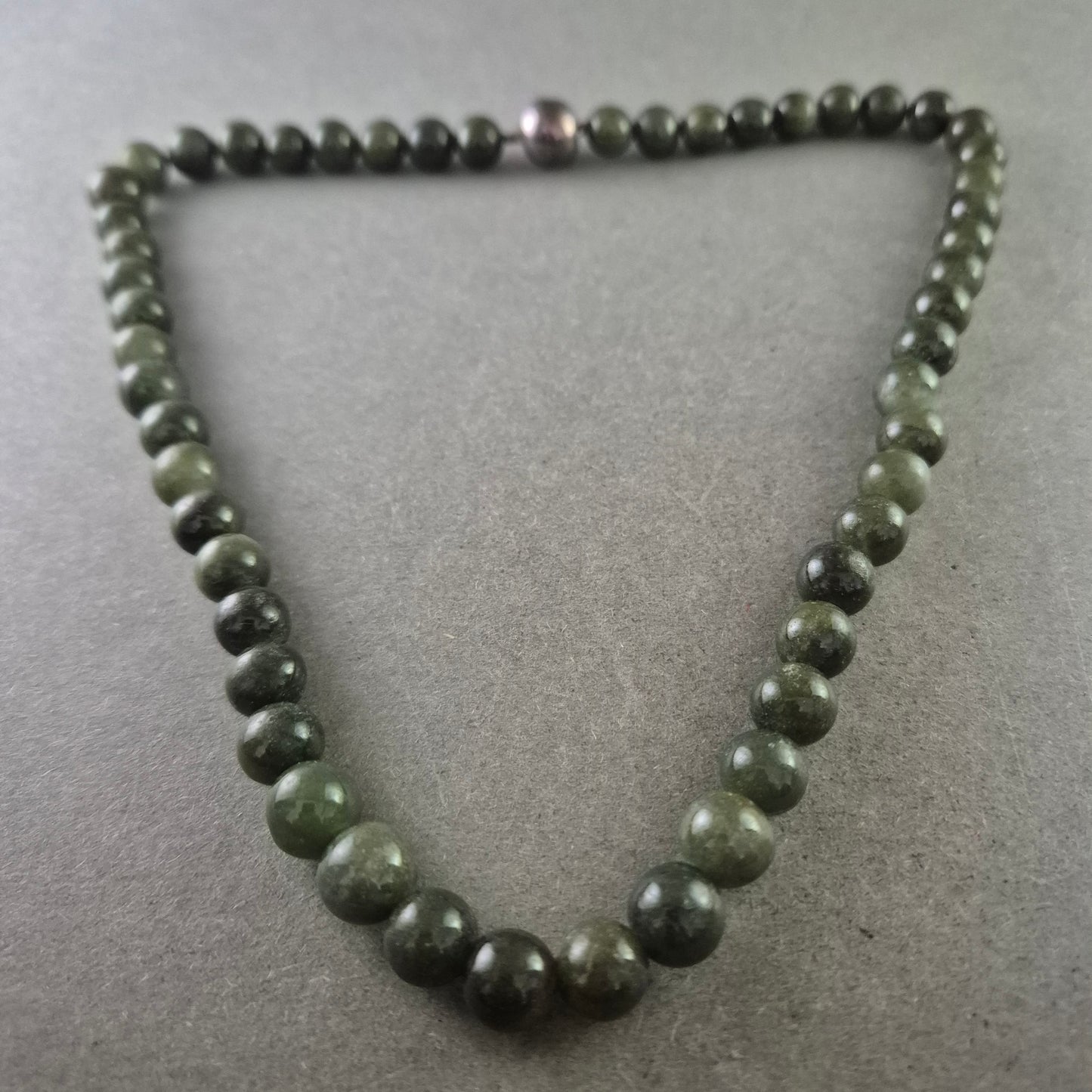 Dunkelgrüne Stein Halskette – Schlichte Eleganz mit Naturcharme