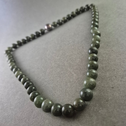 Dunkelgrüne Stein Halskette – Schlichte Eleganz mit Naturcharme
