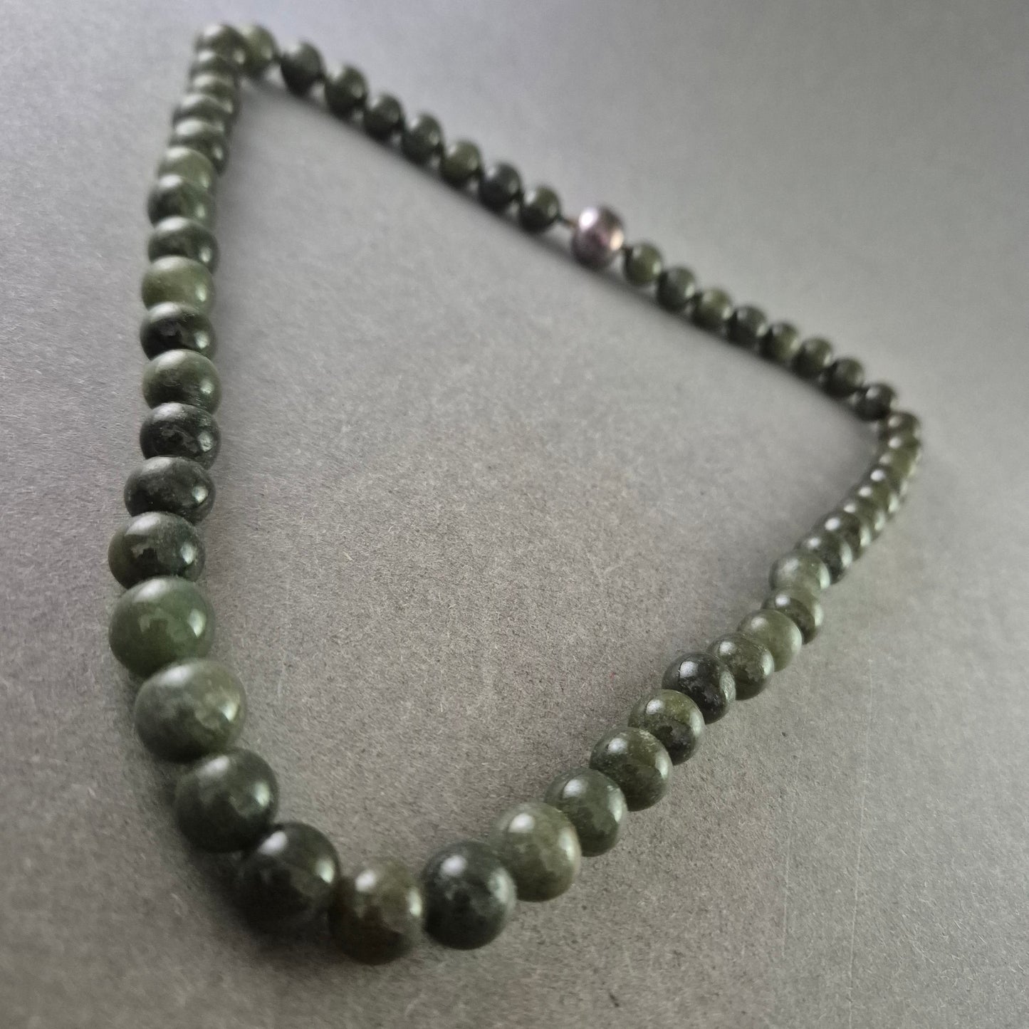 Dunkelgrüne Stein Halskette – Schlichte Eleganz mit Naturcharme